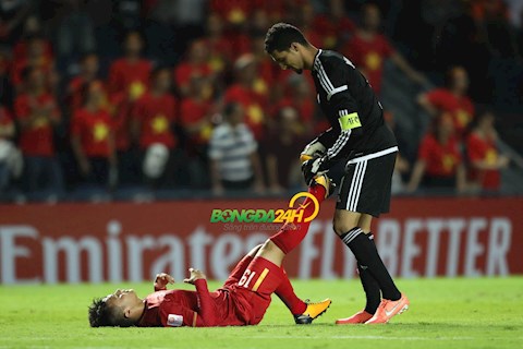 Xót xa với hình ảnh Quang Hải nằm gục trên sân