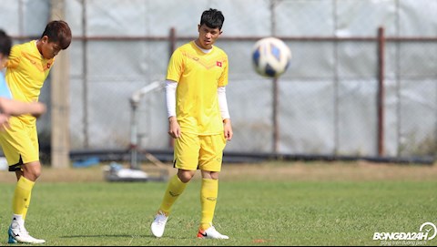Tái xuất trong trận gặp U23 UAE, Đình Trọng tập luyện giữa trưa nắng