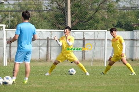 VIDEO: Đình Trọng quấn băng kín đùi, hô hào đồng đội tập trung