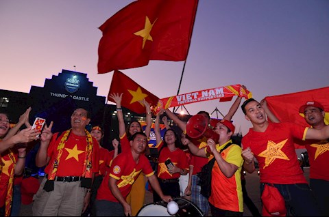 CĐV Việt Nam và Thái Lan hòa chung một nhịp điệu