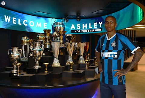 Rời bỏ MU sang Inter Milan, danh hài Ashley Young lấn sân làm... ca sĩ