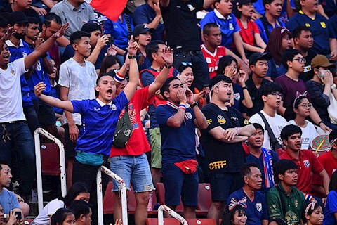 CDV Thai Lan lap day hon 25.000 cho ngoi tai san Thammasat. Day la he qua sau khi thay tro Nishino choi an tuong o vong bang. Anh: AFC.