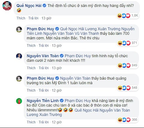 Cầu hôn bạn gái, trung vệ Duy Mạnh bị đồng đội trêu chọc