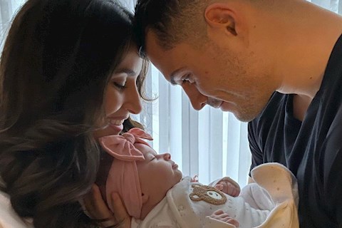 Đổ gục trước 2 thiên thần đẹp như mơ của Xhaka