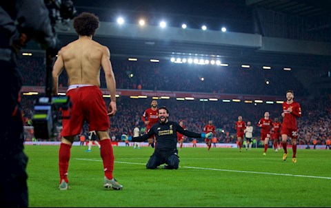 Liverpool 2-0 MU Alisson kiến tạo và ăn mừng bàn thắng với Salah hình ảnh