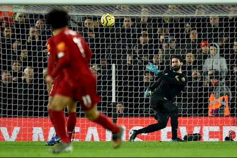 Alisson cãi lệnh của Van Dijk trong trận thắng MU