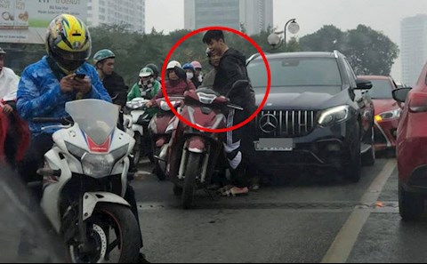 Xôn xao hình ảnh Duy Mạnh lái xế khủng va chạm với xe máy
