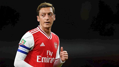 Người đại diện Ozil xúi giục cầu thủ Premier League từ chối giảm lương