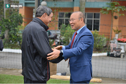 VIDEO: HLV Park vội vã tới thăm HLV Mai Đức Chung trước khi trở về Hàn Quốc