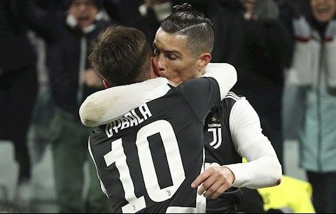Đôi trai đẹp Ronaldo và Dybala hôn nhau ăn mừng bàn thắng Juve hình ảnh