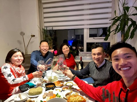 Văn Hậu thưởng thức bánh chưng tại Hà Lan