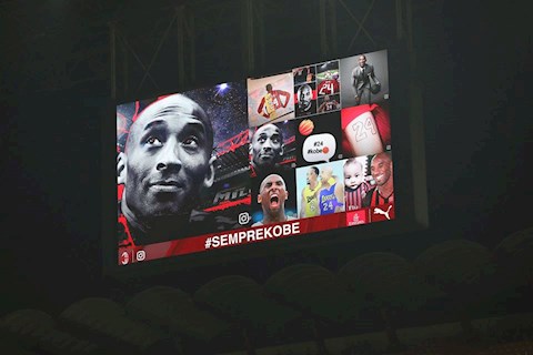 Xuc dong: AC Milan trai lenh de tri an tuong niem Kobe Bryant