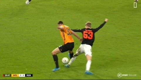 Tranh cãi dữ dội sau tình huống VAR từ chối cho MU được hưởng 11m