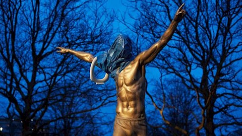 Kết cục bi thảm của bức tượng Ibrahimovic tại quê nhà Thụy Điển hình ảnh