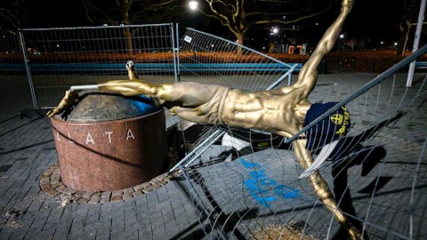 Kết cục bi thảm của bức tượng Ibrahimovic tại quê nhà Thụy Điển hình ảnh