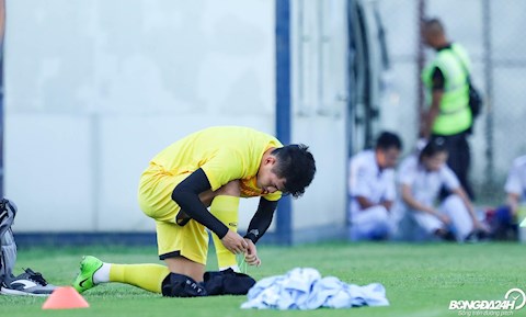 Tuyển thủ U23 Việt Nam liên tục gạt mồ hôi dưới cái nóng Buriram hình ảnh