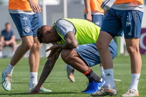 Bayern Munich nổ biến: Muller knock-out Boateng… văng cả lens mắt