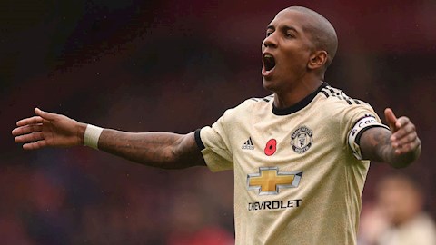 Điểm tin Bóng đá 24h tối ngày 17/1: Ashley Young đã đến Milan