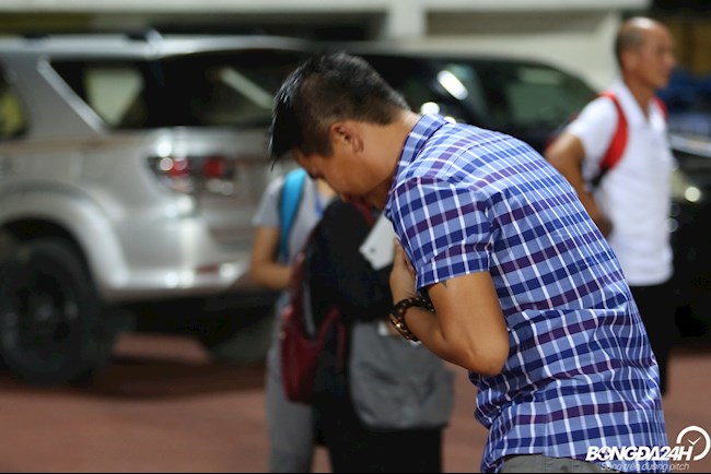 ẢNH: Giành 1 điểm trước Hà Nội, HLV Thanh Hóa cúi người cảm ơn các cổ động viên lặn lội tới thủ đô