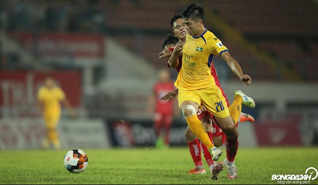 ẢNH: Phan Văn Đức bất lực, SLNA rơi vào nhóm đua trụ hạng