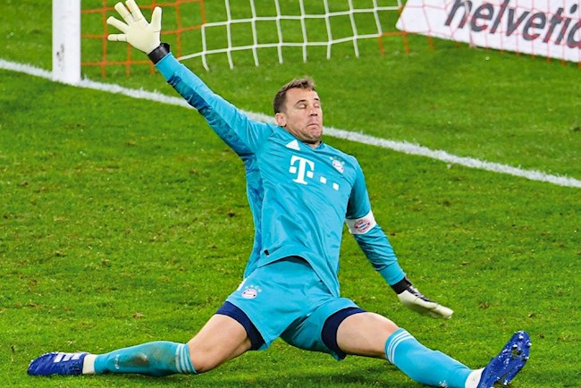 Neuer tự khiến mình thành trò cười với hành động bắt chước... Phil Jones