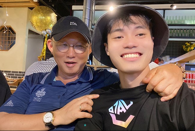 Văn Toàn chụp ảnh selfie với HLV Park Hang Seo sau chiến thắng của HAGL
