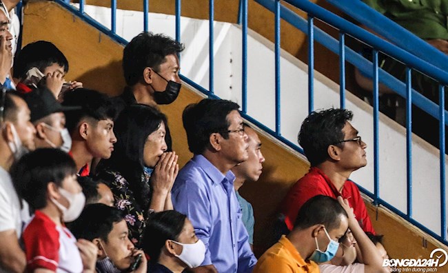 ẢNH: Mẹ Xuân Trường cầu nguyện khi con trai đứng trước chấm đá phạt