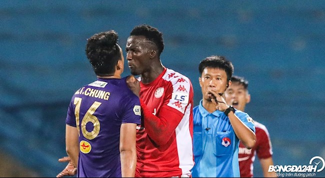 ẢNH: Diakite túm cổ áo Thành Chung trong trận cầu có cơn mưa thẻ vàng