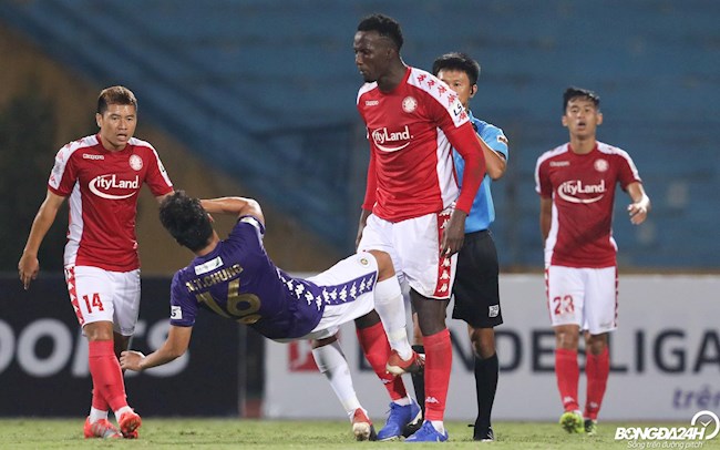 Phản ứng bất ngờ của Diakite sau khi va chạm với Thành Chung