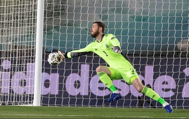 David de Gea nhận mưa lời khen sau pha cứu thua khó tin