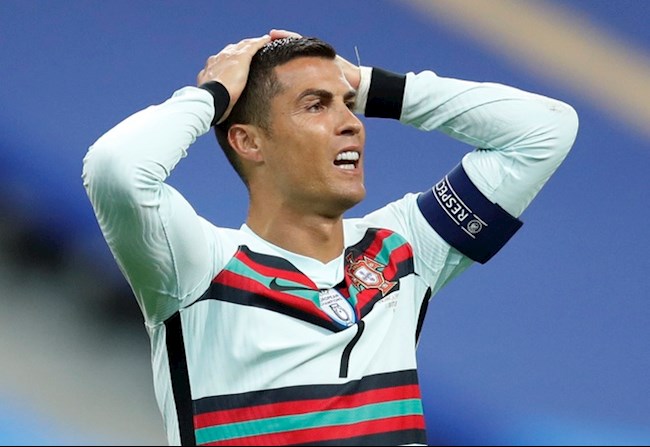 Ronaldo nuoi tiec sau mot co hoi an ban bi doi thu chan dung trong hiep 1
