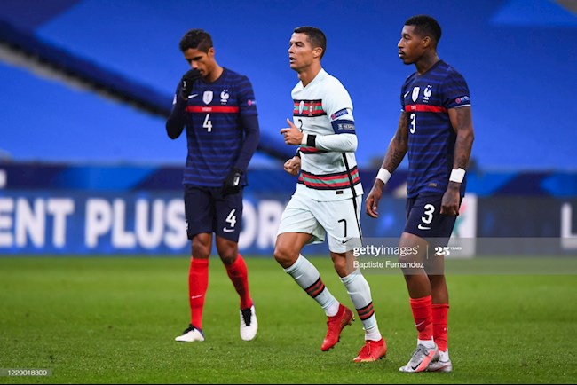 Không chỉ Mbappe, toàn bộ cầu thủ Pháp khoe ảnh chụp với Ronaldo