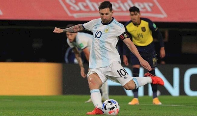 Messi da penalty thanh cong cho Argentina