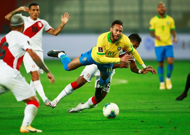 Cac hau ve Peru thuong xuyen pham loi voi Neymar de ngan chan ngoi sao so 1 Brazil