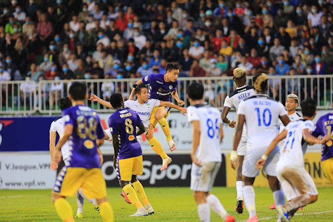 Trung vệ của Hà Nội FC cho cả Quang Hải, Văn Toàn... hít khói về thành tích ghi bàn