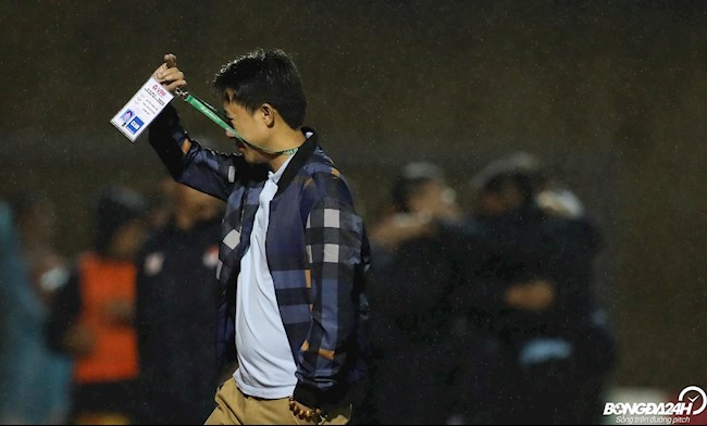 ẢNH: Ngày về không êm ả của HLV Nguyễn Thành Công