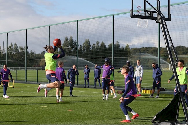 Chán đánh golf, Gareth Bale trổ tài chơi bóng rổ siêu hạng