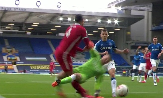 Khiến Van Dijk dính chấn thương, Pickford phản ứng thế nào?