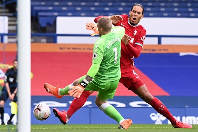 “Van Dijk không bị tắc bóng, cậu ấy bị Pickford hành hung!”