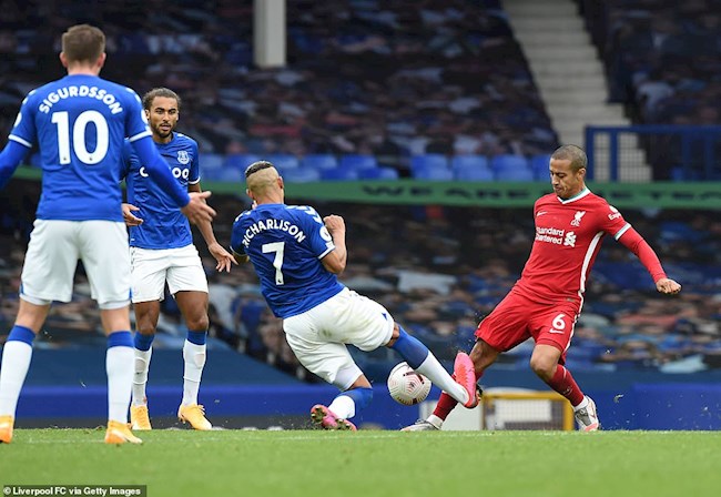 Everton vs Liverpool chứng kiến số thẻ đỏ kỷ lục hình ảnh