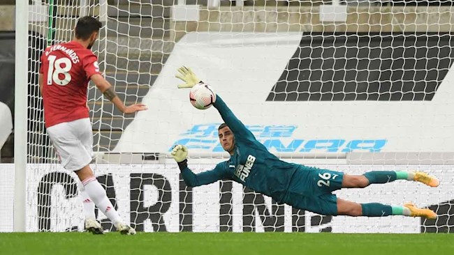 Xem lại tình huống xịt pen đầu tiên của Bruno Fernandes