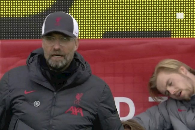 Không được ra sân, sao Liverpool ngủ gật trên ghế dự bị