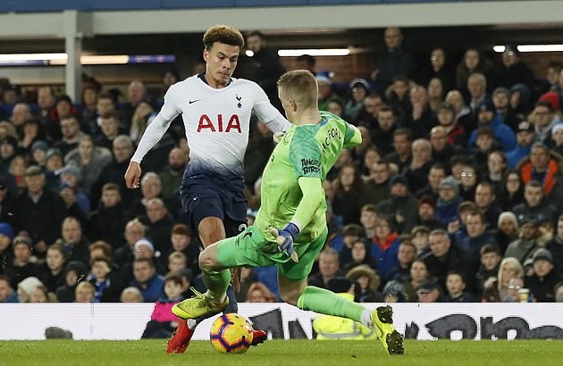 Van Dijk không phải người duy nhất bị Pickford triệt hạ?