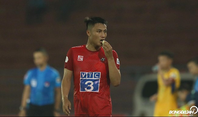 Hình ảnh thú vị: Mạc Hồng Quân... ăn chuối khi trận Hải Phòng vs SLNA đang diễn ra