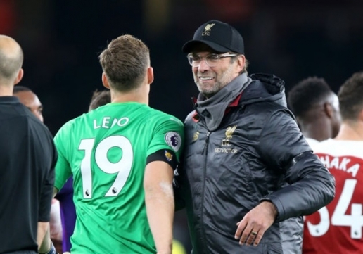 Jurgen Klopp gặp riêng Bernd Leno sau trận thua Arsenal