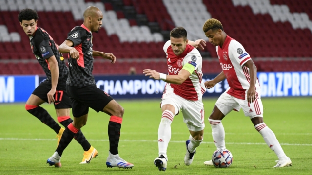Van Persie chê Liverpool thắng may mắn trước Ajax hình ảnh