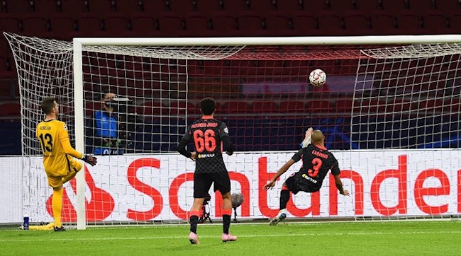 Fabinho gây sốc với pha cứu thua khó tin