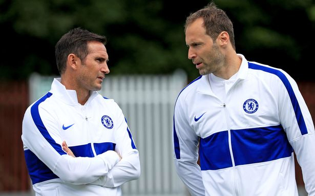 Trước khi bị sa thải, Lampard huynh đệ tương tàn với Cech