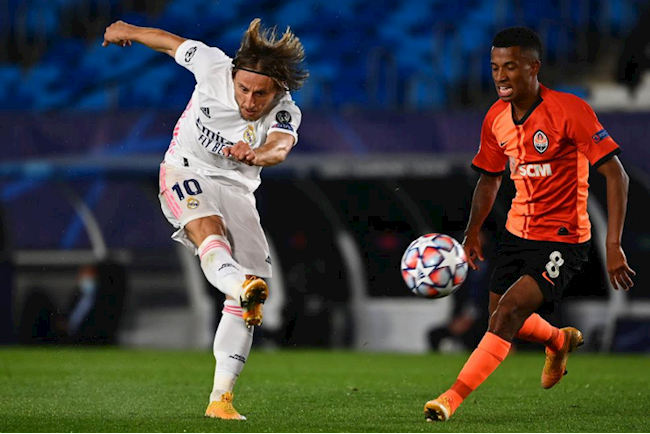 Luka Modric sut xa dang cap, mang ve ban dau tien cho Real Madrid