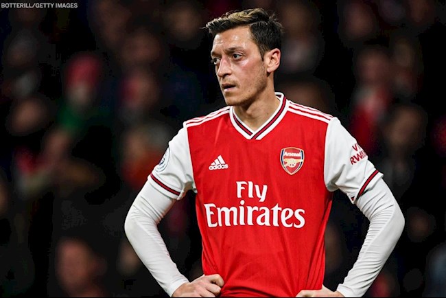 Ngồi không, Ozil tính làm thay việc của ban truyền thông